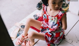 Cô bé 'chim cánh cụt' 7 tuổi viết chữ bằng chân và ước mơ trở thành cô giáo